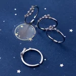 Ringar i form av stjärnor och måne, kosmiska smycken, perfekta för astronomi- och elegant designälskare.
