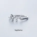 Ring Skytten i silver med konstellation av glänsande stenar, symbol för den äventyrliga och optimistiska personligheten.
