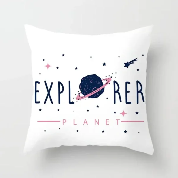 Vit kudde med illustration av en planet, stjärnor och en komet, med texten "Explorer Planète" för en tematisk vetenskaplig inredning.