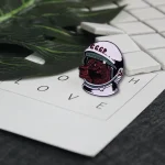 Stämpel i form av ett varghuvud med en rymdhjälm med inskriptionen "CCCP", placerad på ett blad med bokstäverna "LOVE" och schackpjäser i bakgrunden.