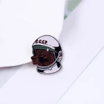 Astronautchip med upphöjd hundhuvud, originell och dekorativ design för samling eller inredning.
