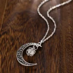 Månpendel i silver med kedjeband, smycke i kosmisk och mystisk stil.