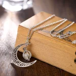 Silverhalsband med mån- och stjärnpendel, elegant och delikat smycke, perfekt för en sofistikerad stil eller en romantisk present.