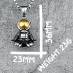 Astronauthäng i metall med gyllene glasbehållare, 23 mm hög och 16 mm bred, hängande på en kedja. Idealisk för vetenskaps- och astronomientusiaster.