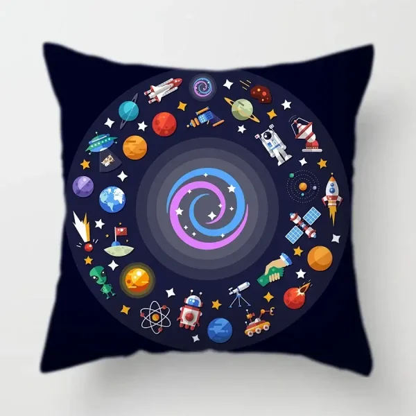 Dekorativ kudde med rymdmotiv, planeter, raketer, astronauter och kosmiska element för en vetenskaplig och lekfull inredning.