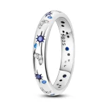 Ring i silver med himmelska mönster, kristaller och stjärndetaljer, perfekt för vetenskaps- och astronomiälskare.