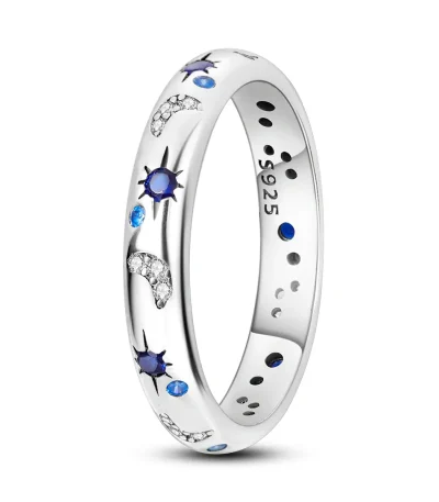 Ring i silver med himmelska mönster, kristaller och stjärndetaljer, perfekt för vetenskaps- och astronomiälskare.