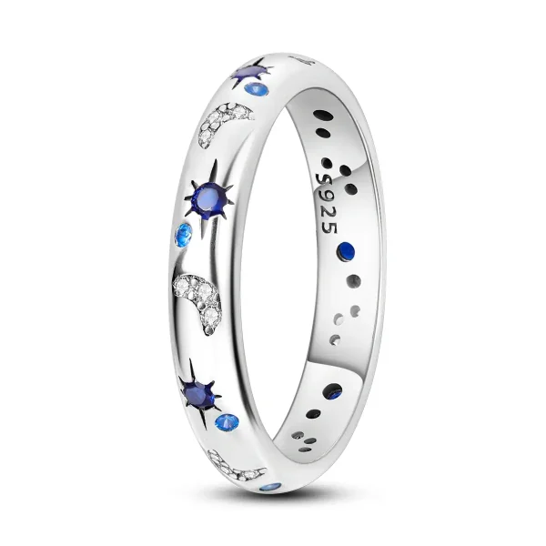 Ring i silver med himmelska mönster, kristaller och stjärndetaljer, perfekt för vetenskaps- och astronomiälskare.