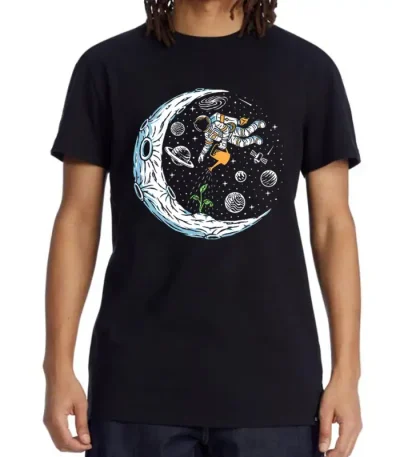 Svart t-shirt med illustration av en astronaut som svävar i rymden, omgiven av planeter, stjärnor och månen, perfekt för vetenskaps- och rymdutforskningsentusiaster.