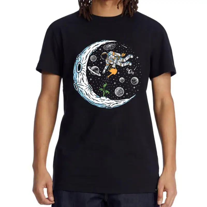 Svart t-shirt med illustration av en astronaut som svävar i rymden, omgiven av planeter, stjärnor och månen, perfekt för vetenskaps- och rymdutforskningsentusiaster.