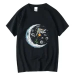 Svart t-shirt med illustration av en astronaut som svävar i rymden, omgiven av planeter, stjärnor och en lysande måne, perfekt för vetenskaps- och astronomientusiaster.