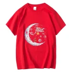 Röd t-shirt med illustration av en astronaut som svävar nära en stiliserad måne, omgiven av planeter och stjärnor, perfekt för rymd- och vetenskapsentusiaster.