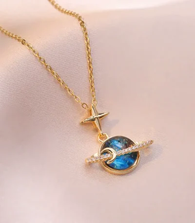 Halsband med hängsmycke av stjärna och planet, i guld och silver, inspirerat av astronomi, perfekt för vetenskaps- och astrofysikälskare.