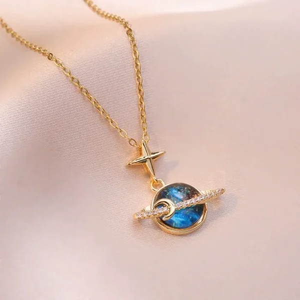 Halsband med hängsmycke av stjärna och planet, i guld och silver, inspirerat av astronomi, perfekt för vetenskaps- och astrofysikälskare.