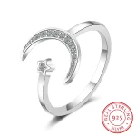 Sterling silver ring 925 med stjärna och måne, prydd med glittrande kristaller, elegant och modern design, perfekt för smyckesälskare inspirerade av astronomi.