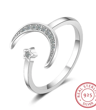 Sterling silver ring 925 med stjärna och måne, prydd med glittrande kristaller, elegant och modern design, perfekt för smyckesälskare inspirerade av astronomi.