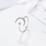 Ring i form av måne och stjärna prydd med kristaller, symbol för dröm och elegans, perfekt för vetenskaplig eller konstnärlig smyckesdekoration.
