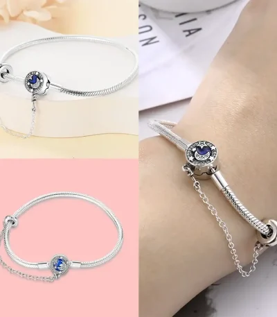 Silverarmband med hänge av stjärna och måne, perfekt för en elegant och kosmisk touch.