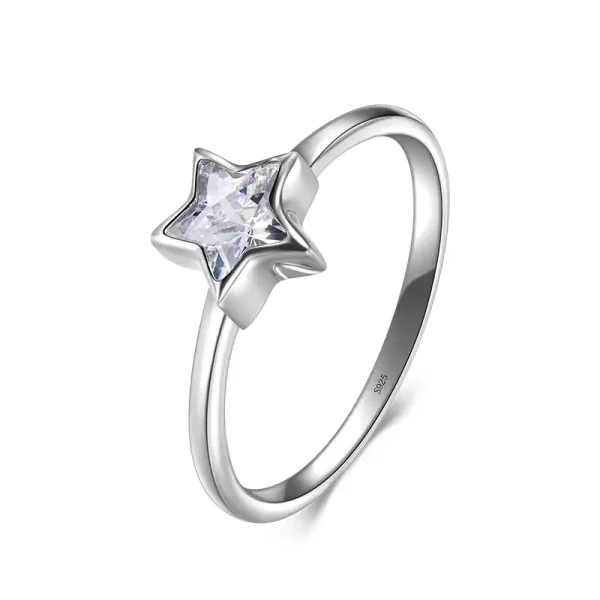 Silverring med stjärnformad sten, elegant och sofistikerad, perfekt för smyckesälskare inspirerade av astronomi och vetenskap.