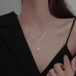 Delikat halsband med hängsmycke i form av en molekyl, perfekt för vetenskaps- och unik dekorationsälskare. Elegant accessoar för att komplettera en sofistikerad eller avslappnad stil.