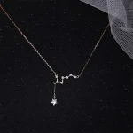 Delikat halsband med hängsmycke av stjärna och konstellation, i ädelmetall, perfekt för astronomi- och eleganta smyckenälskare.