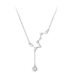 Silverhalsband med hängsmycke av en stjärna, elegant och delikat smycke, perfekt för en sofistikerad stil eller en speciell gåva.