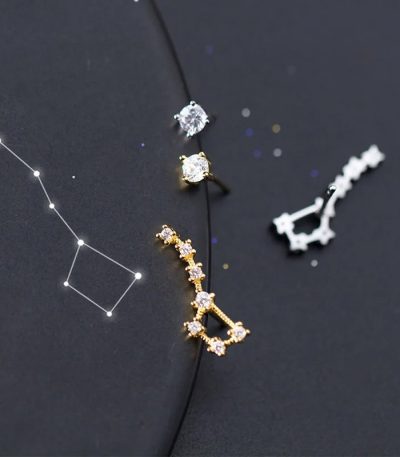Hänge av stjärna och stjärnbild i astrologiska smycken, med glänsande stenar och en delikat design, perfekt för astronomi- och eleganta smycken.