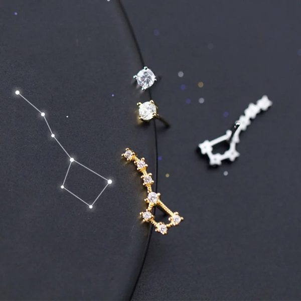 Hänge av stjärna och stjärnbild i astrologiska smycken, med glänsande stenar och en delikat design, perfekt för astronomi- och eleganta smycken.