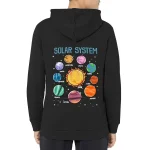 Svart huvtröja med illustration av solsystemet, inklusive solen och planeter som Merkurius, Venus, Jorden, Mars, Jupiter, Saturnus, Uranus och Neptunus, för barn.