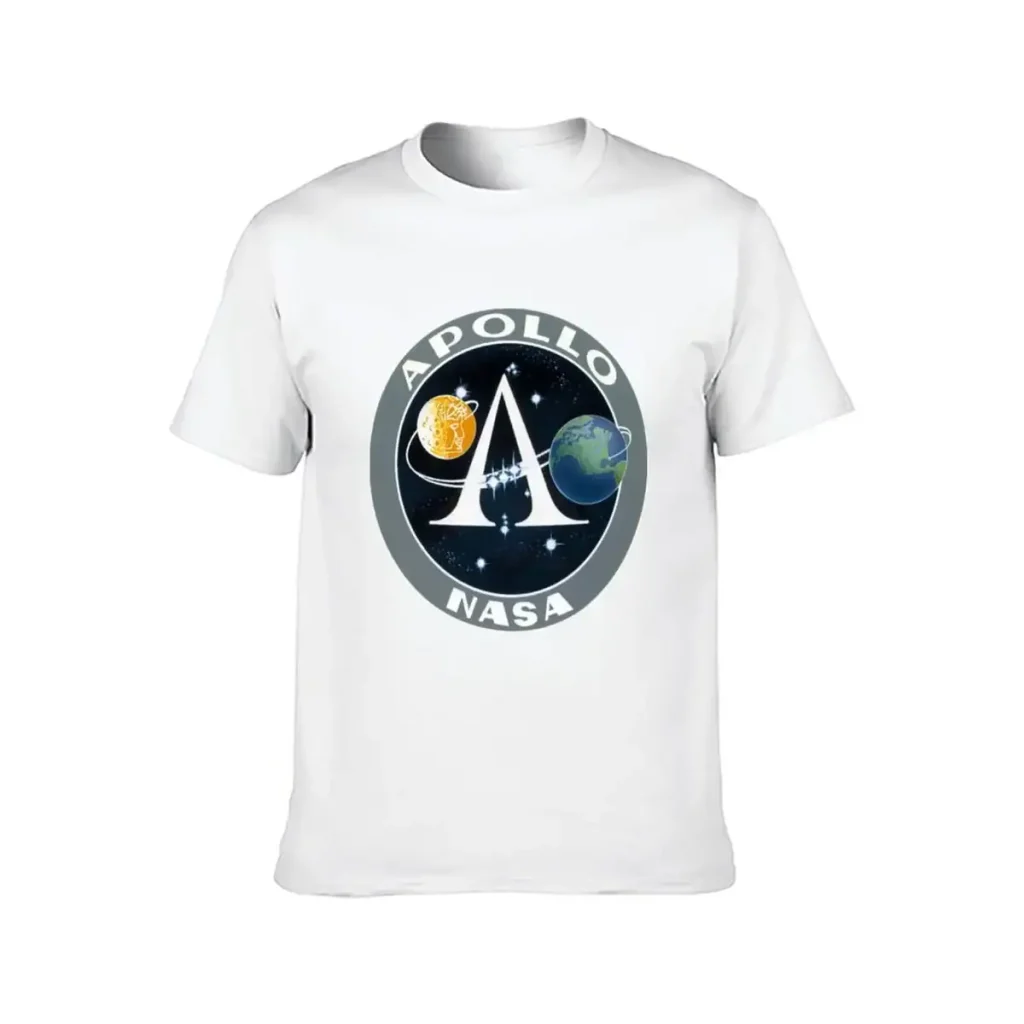 Vit plagg med NASA Apollo-logotyp, som representerar en raket mellan månen och jorden, som symboliserar Apollo-missionen.