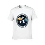 Vit plagg med NASA Apollo-logotyp, som representerar en raket mellan månen och jorden, som symboliserar Apollo-missionen.