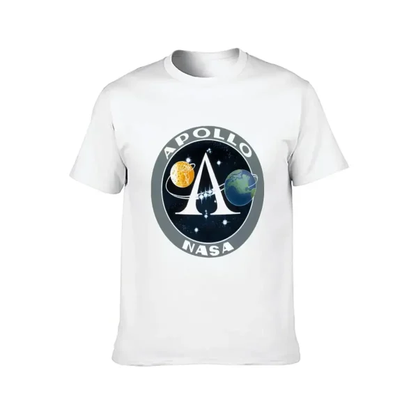 Vit plagg med NASA Apollo-logotyp, som representerar en raket mellan månen och jorden, som symboliserar Apollo-missionen.