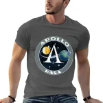 Grå T-shirt med Apollo- och NASA-logotyp, som föreställer en rymdscen med Månen, Jorden och en raket, idealisk för vetenskaps- och astronomientusiaster.
