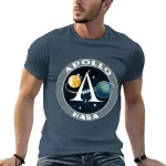 Herr T-shirt med Apollo NASA-logotyp, illustration av rymdmissionen, planeten Jorden och solen, avslappnad stil, perfekt för rymdentusiaster och vetenskapsälskare.