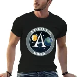 NASA Apollo-plagg med ikonisk logotyp, perfekt för rymdentusiaster och vetenskapsälskare. Svart bomull T-shirt, idealisk för en avslappnad outfit eller för att visa din kärlek till utforskning.