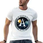 NASA Apollo-plagg med ikonisk logotyp, perfekt för astronomi- och rymdutforskningsentusiaster. Idealisk för att visa din kärlek till rymdutforskning.