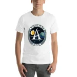 Vit T-shirt med Apollo- och NASA-logotyp, som föreställer en raket mellan Månen och Jorden, idealisk för rymdentusiaster och vetenskapsälskare.