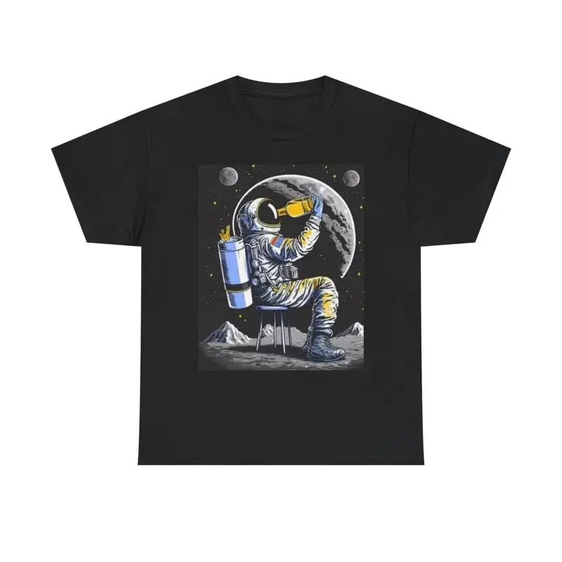Svart t-shirt med en astronaut som sitter och tittar på månen och stjärnorna, som symboliserar rymdutforskning och vetenskap.