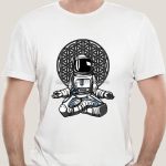 Vit t-shirt med illustration av en astronaut i meditationsposition, sittande i lotus, med en komplex geometrisk bakgrund, modern grafisk stil.