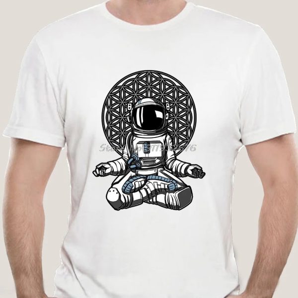 Vit t-shirt med illustration av en astronaut i meditationsposition, sittande i lotus, med en komplex geometrisk bakgrund, modern grafisk stil.
