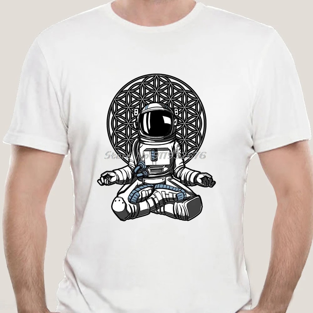 Vit t-shirt med illustration av en astronaut i meditationsposition, sittande i lotus, med en komplex geometrisk bakgrund, modern grafisk stil.