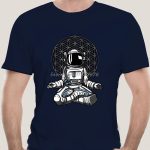 Svart t-shirt med illustration av astronaut i meditation framför ett heligt geometriskt mönster, perfekt för rymd- och vetenskapsälskare.