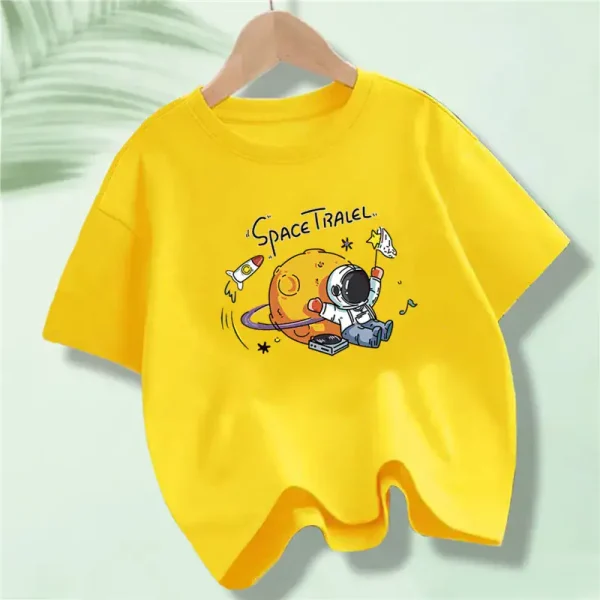 Gul barn t-shirt med mönster av en astronaut och en planet, tecknad stil, inspirerad av rymden och vetenskapen.
