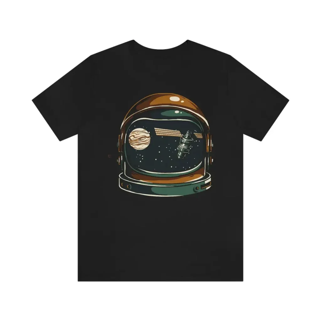 Svart t-shirt med illustration av en astronauthjälm, planeter och rymden, originaldesign för vetenskaps- och astronomientusiaster.