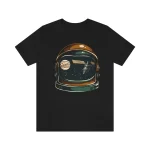 Svart t-shirt med illustration av en astronauthjälm, planeter och rymden, originaldesign för vetenskaps- och astronomientusiaster.