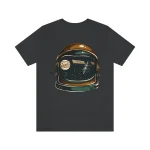 Svart t-shirt med design av en astronauthjälm som innehåller element från rymden, som planeter och stjärnor, för vetenskaps- och astronomientusiaster.