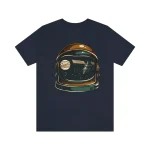 Svart t-shirt med illustration av en astronauthjälm som innehåller ett utrymme med planeter och stjärnor, originaldesign för astronomi- och vetenskapsentusiaster.