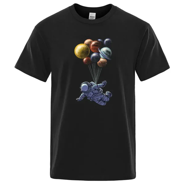 Rymdutforskning med en t-shirt som visar en astronaut hängande i ballonger som liknar planeterna i solsystemet. Originaldesign för astronomi- och vetenskapsentusiaster.