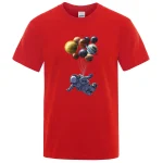 Röd t-shirt med illustration av en astronaut som svävar och ballongplaneter, perfekt för vetenskaps- och rymdutforskningsentusiaster.
