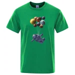 Grön t-shirt med astronautmotiv och svävande planeter, perfekt för rymd- och vetenskapsentusiaster.